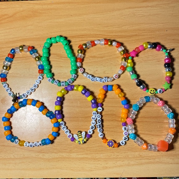 Set of 8 silly kandi bracelets - Picture 1 of 1